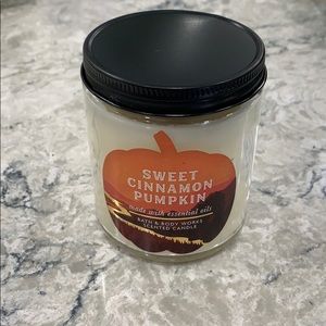 NWT Sweet cinnamon Pumpkin BBW scented candle